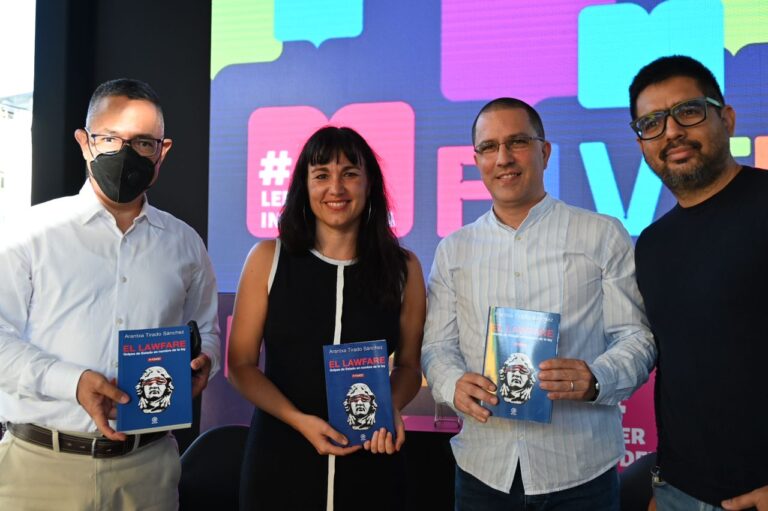 Arantxa Tirado presentó en Filven su libro “El Lawfare, Golpes de Estado en nombre de la Ley”